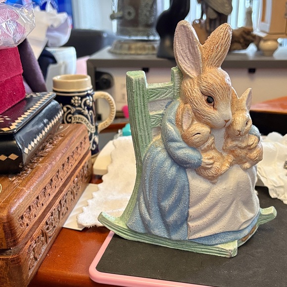 Charming Rabbit Figurine with Baby Bunnies (Schmidt  Cast Iron Door Stopper) - Picture 7 of 7